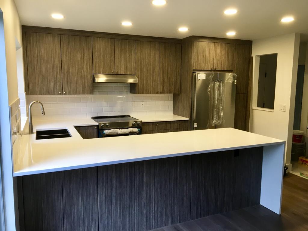 Picture of another full modern kitchen