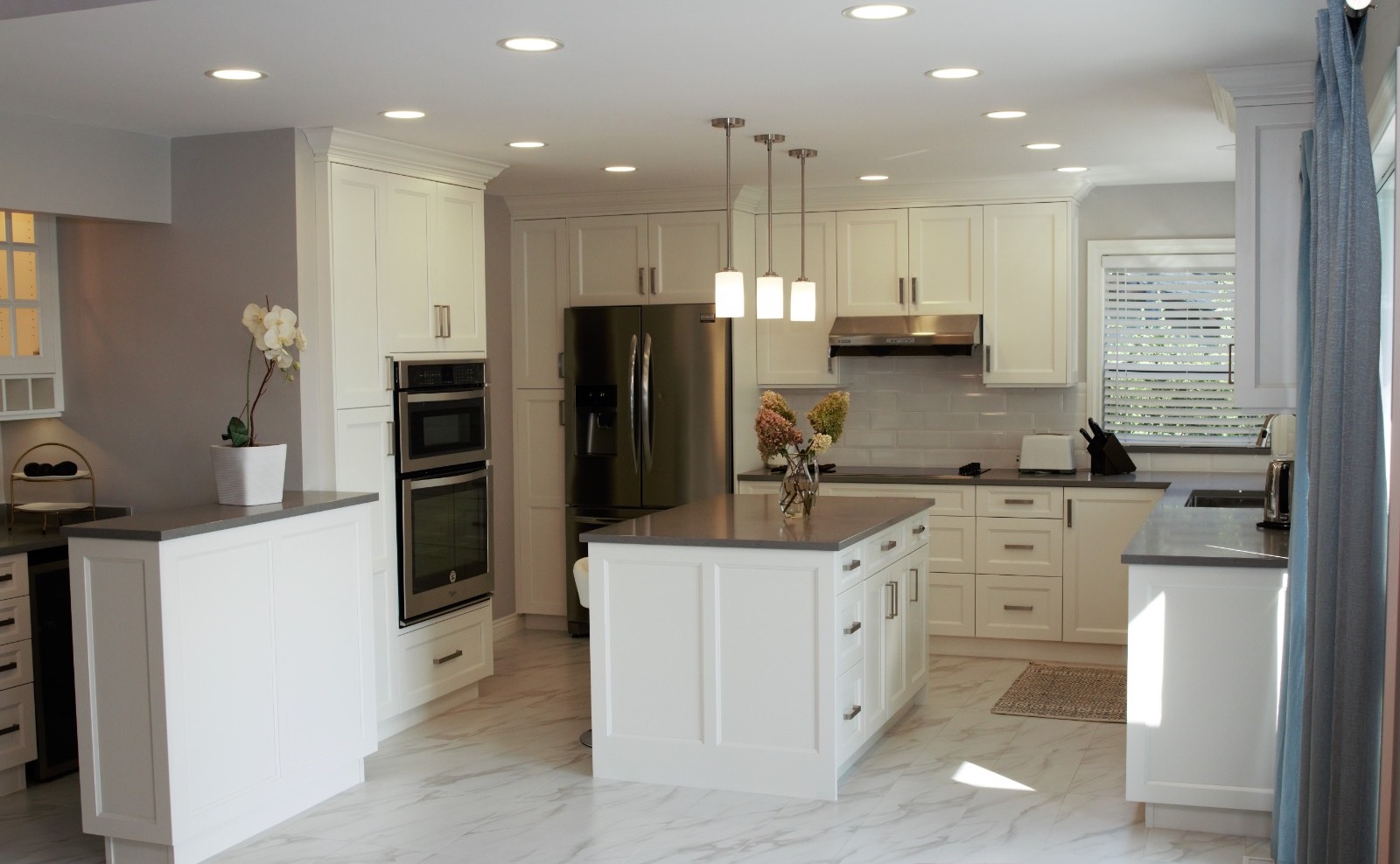 Picture of a full transitional kitchen